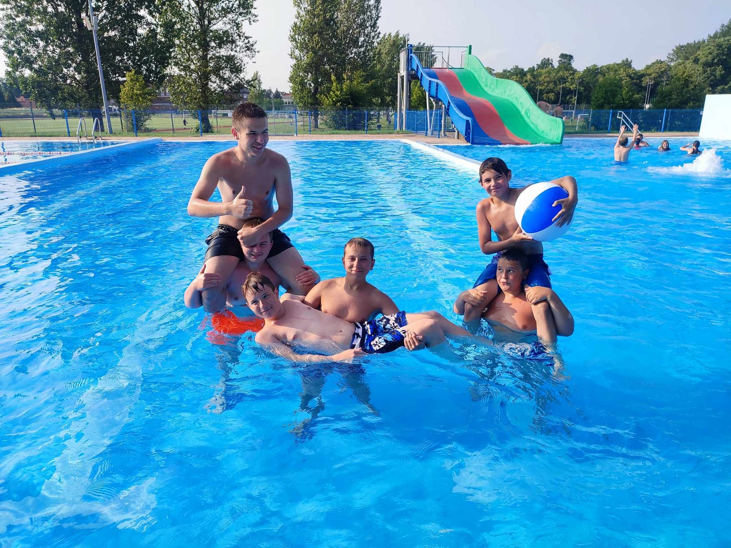 Wakacje z OHP-  górowska młodzież na basenie