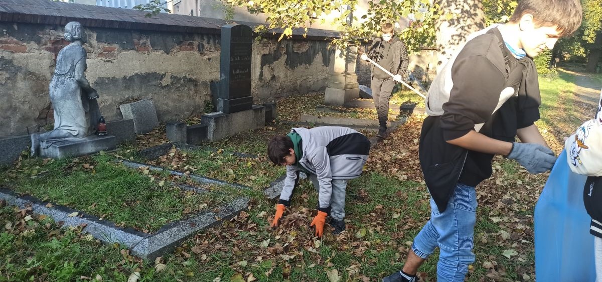 Inicjatywa Młodzieżowej Rady Uczestników OSiW OHP w Ząbkowicach Śląskich – „Ocalić od zapomnienia” – porządkowanie opuszczonych grobów.