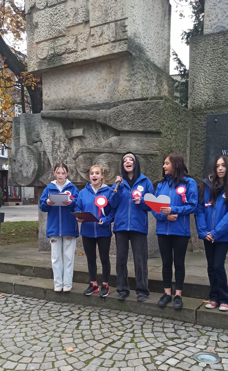 Złożenie kwiatów z okazji Narodowego Święta Niepodległości przez młodzież OSiW OHP w Ząbkowicach Śląskich