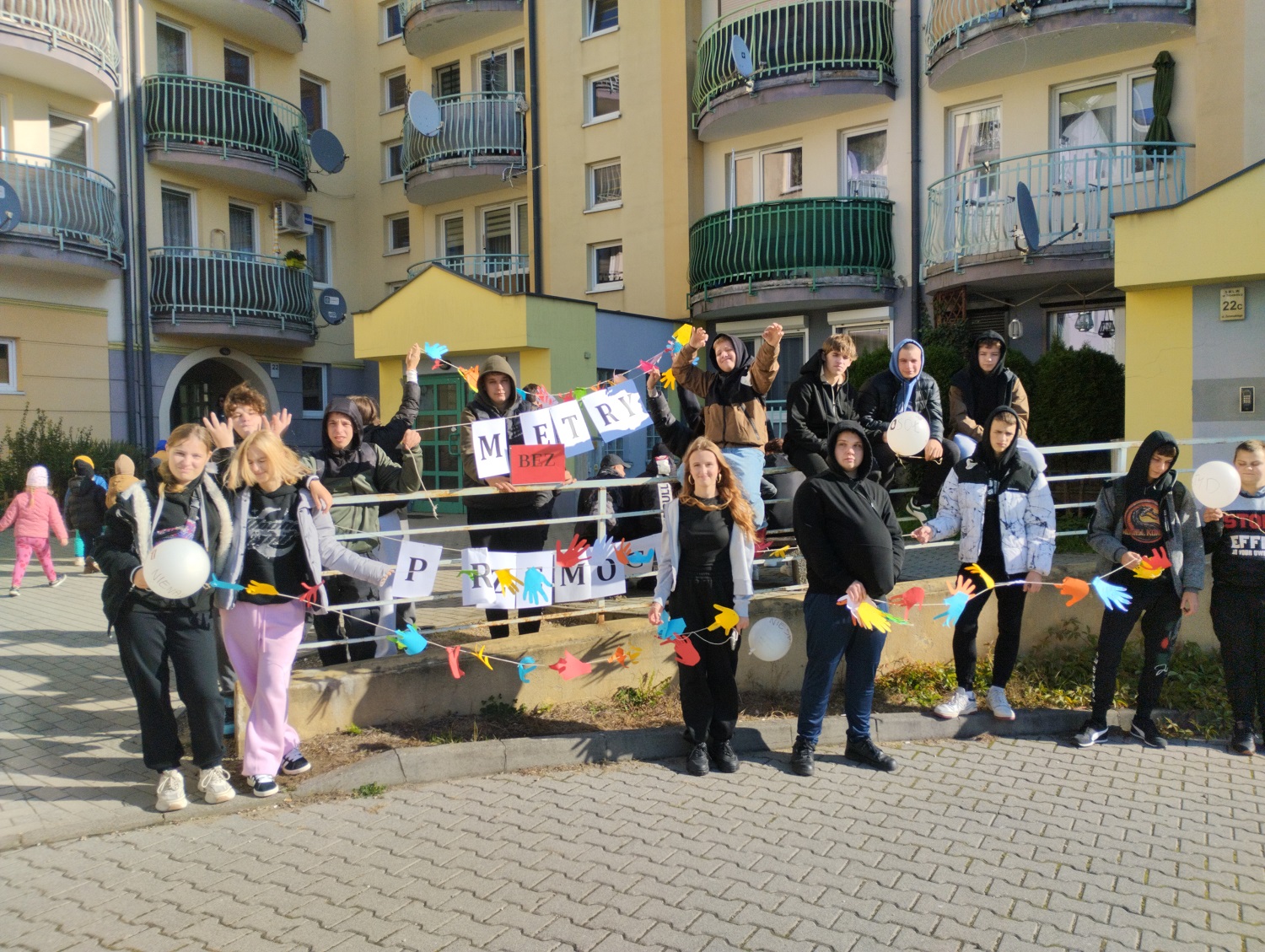 Happening „Metry bez przemocy” w trzebnickim Hufcu Pracy