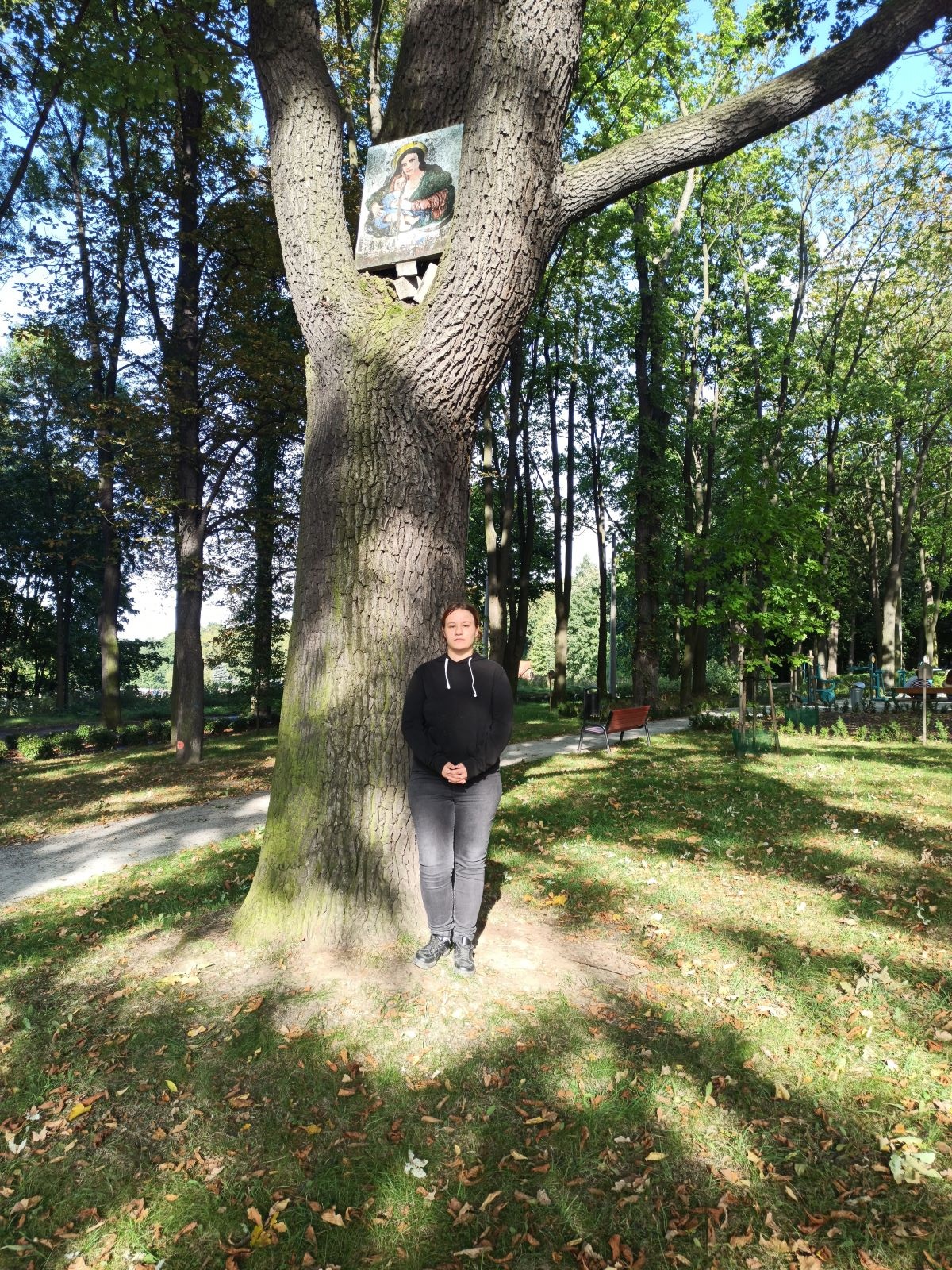 231003 z4 Daria pod słynnym drzewem z świętym obrazem