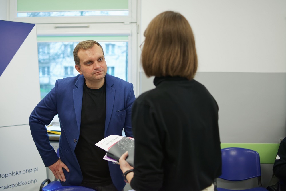 Fot. 2. Uczestnik Targów Edukacji i Pracy podczas konsultacji z doradcą zawodowym Wojciechem Śliwoniem