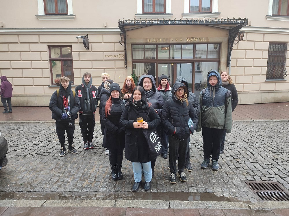 Fot.7 Uczestnicy przy Hotelu pod Czarnym Orłem