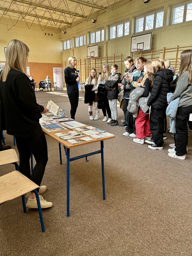 Fot. 2 Pośrednik pracy Młodzieżowego Centrum Kariery w Oświęcimiu podczas prezentacji oferty