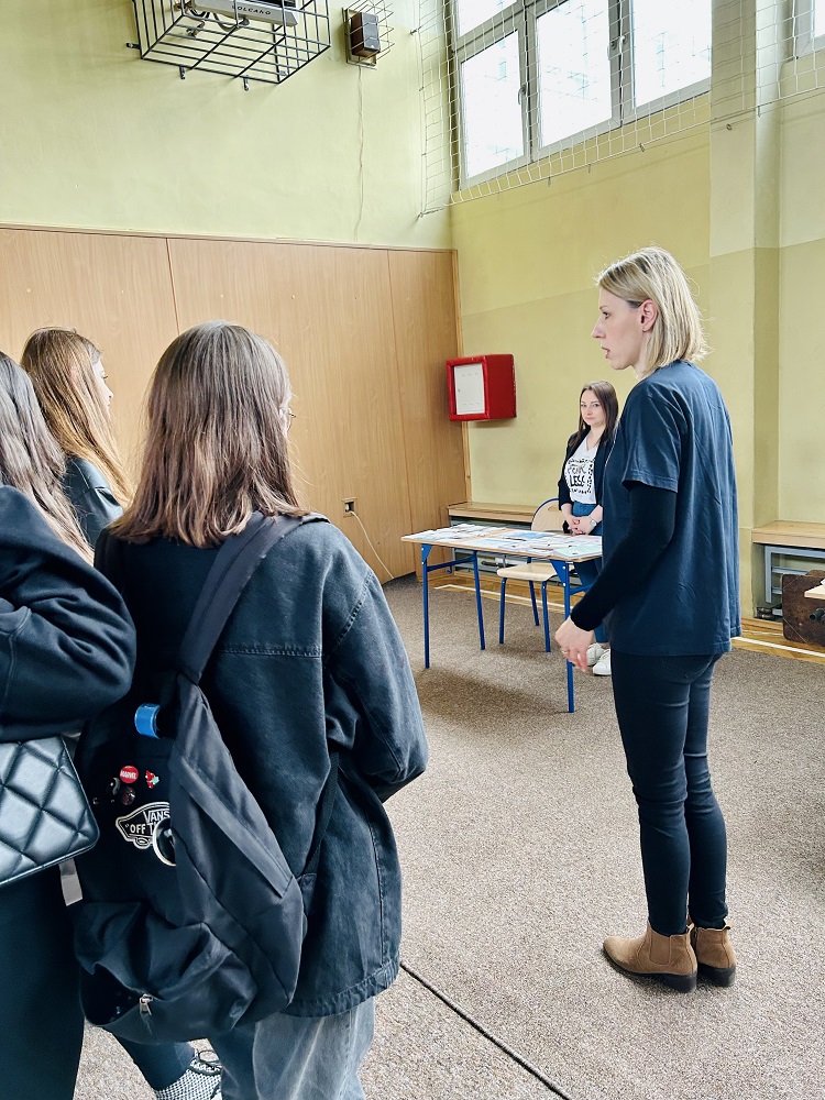 Fot. 3 Doradca zawodowy Młodzieżowego Centrum Kariery w Oświęcimiu podczas prezentacji oferty