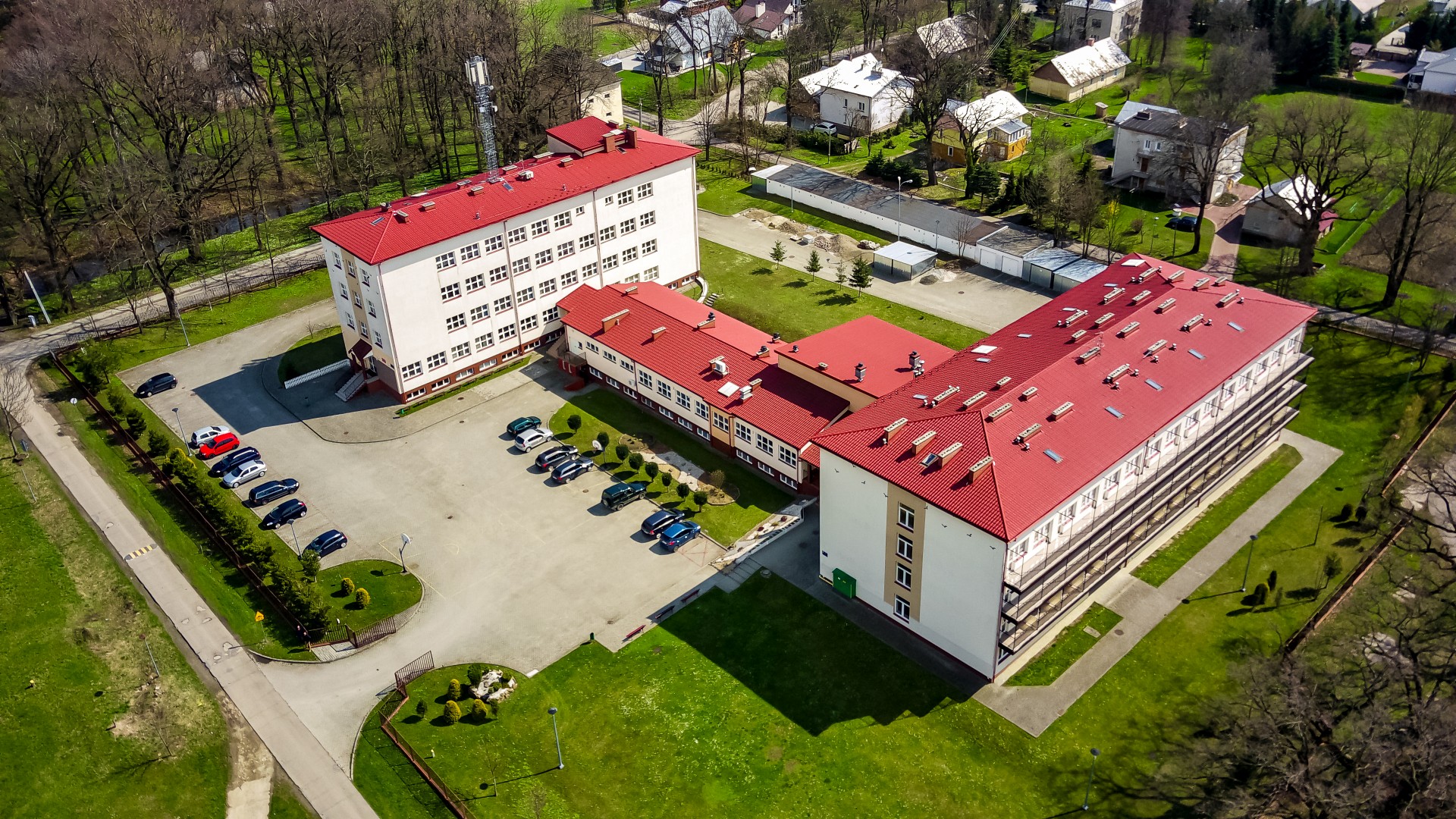 Budynek OSiW Iwonicz widok z drona