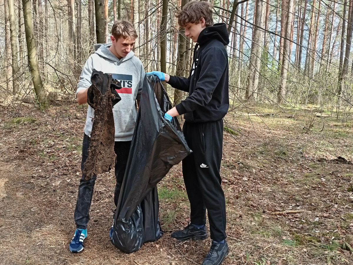 Pomagali ziemi – sprzątali las w Wasilkowie