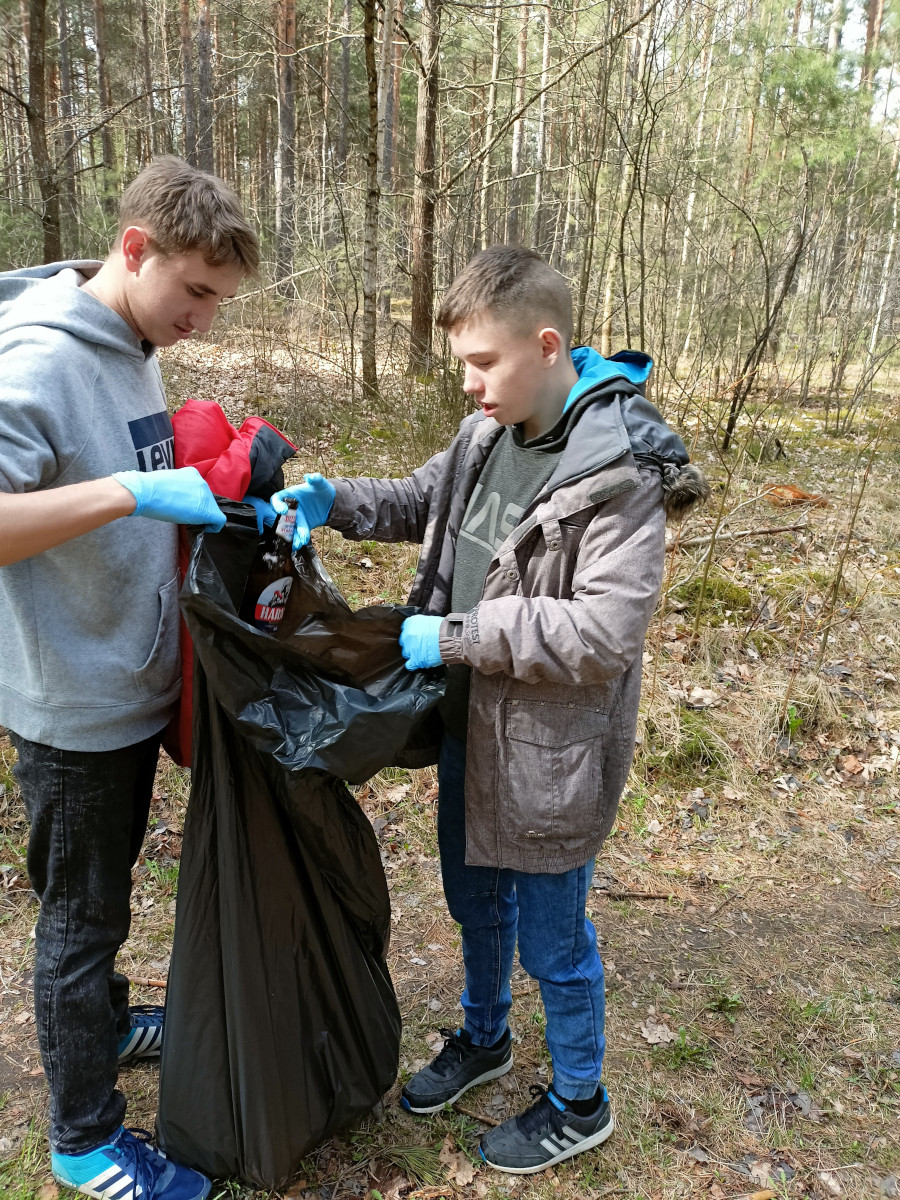 Pomagali ziemi – sprzątali las w Wasilkowie