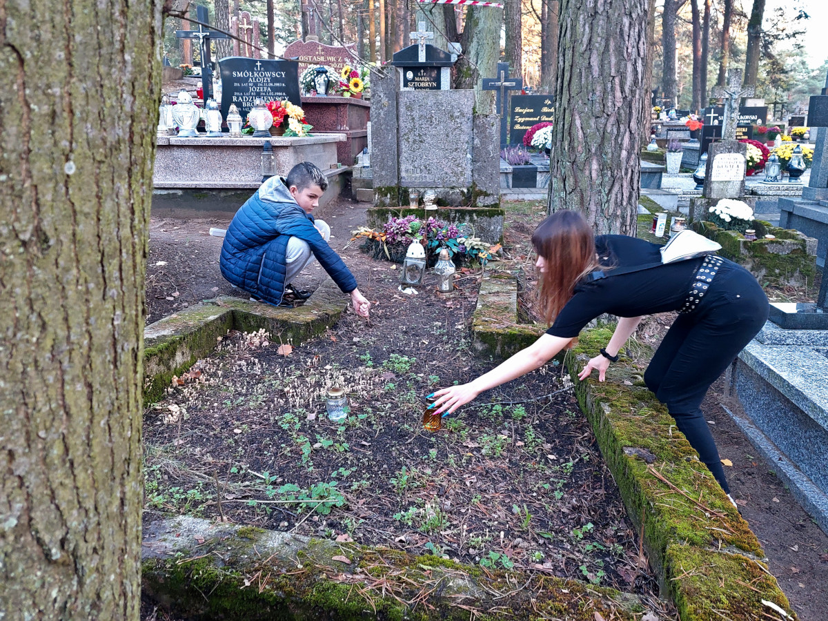 Nie pozwólmy umrzeć pamięci – jesienna akcja sprzątania grobów