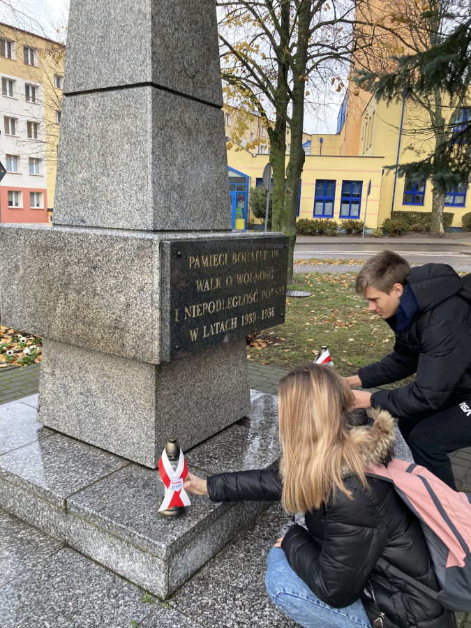 Łomża: Zapalali znicze i robili kotyliony z okazji Narodowego Święta Niepodległości