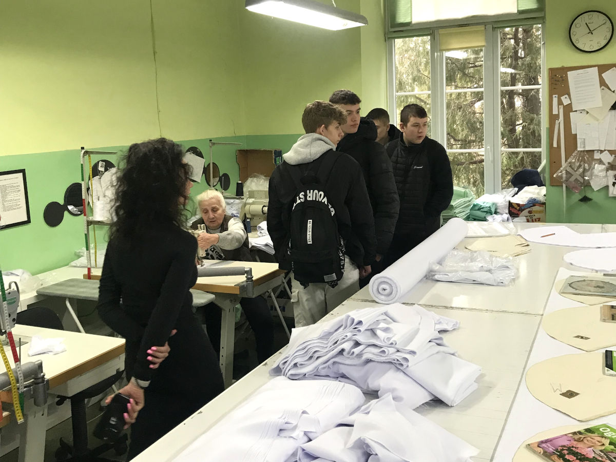 Zambrów: Wizyta studyjna młodzieży w zakładzie krawieckim